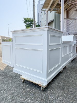 モールディングで装飾した豪華なカウンタ0