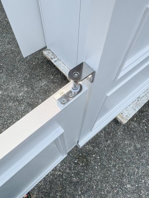 スイングドアが付いたレジカウンター