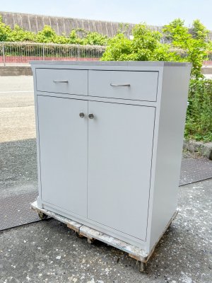 W850mmレジ台部分の内側、引出しと扉、可動棚を設置しました。