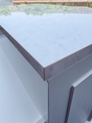 天板には大理石調のメラミン天板、耐久性が高く、お掃除も楽です。