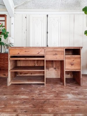 収納機能を自由にカスタマイズできるオーダーメイドレジカウンターです。