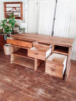 大きな引出し、可動棚。