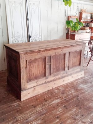 パイン無垢材を使った温かみのあるレジカウンターです。