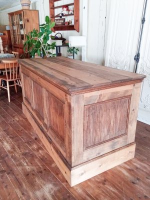 奥行きが750mmあって、お花を束めたりお花屋さんにぴったりのカウンター・テーブルです。