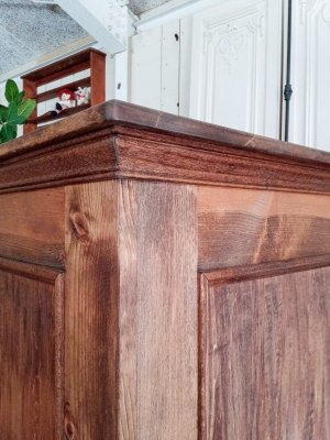 各所にモールディング装飾を施したアンティーク調レジカウンター