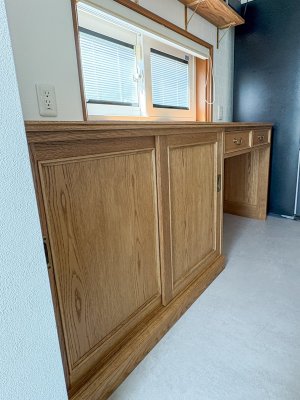 出窓の高さギリギリで作ったキッチンボード