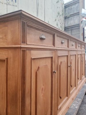 装飾が豪華なアンティーク調デザイン家具のオーダーメイド専門店です。