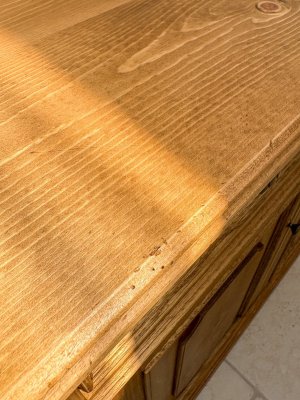 パイン材は温かみを感じる優しい風合いの木材です。