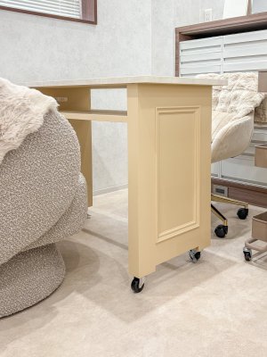 動かしやすいようにキャスター付きネイルテーブル（ブレーキ付き）