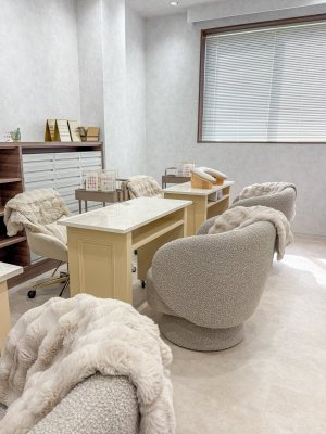 ネイルサロンのオープンに合わせて、かわいいネイルデスクの製作お任せください！