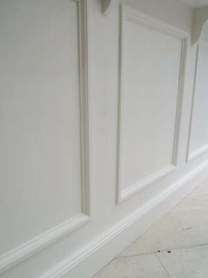 随所にモールディングを使い、クラシックアンティークな雰囲気に。