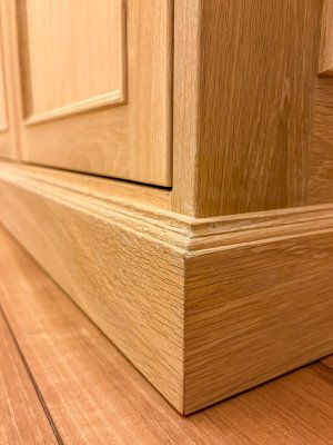 足元の台輪にもクラシカルな装飾