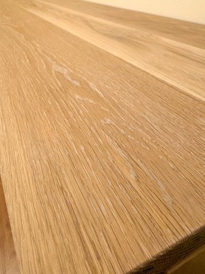 ホワイトオーク無垢材を使った高級感のある家具です。