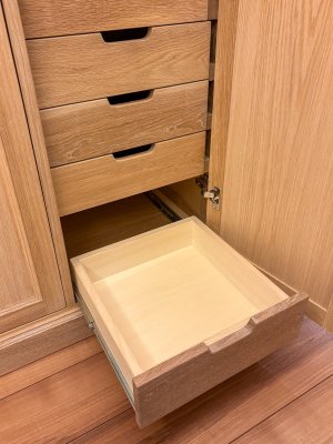 スライドレールでスムーズに動作します。