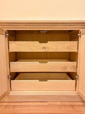 中央右寄りには、幅広の隠し引出し。