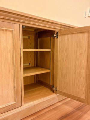 中央左寄りの扉を開くと、可動棚。