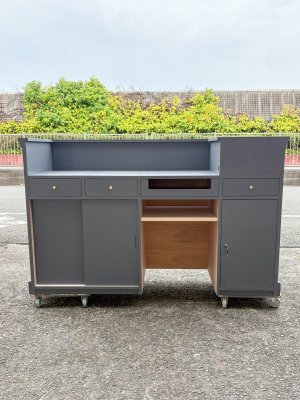 美容室に納品したレジカウンター、業務に合わせた収納を設置できます。