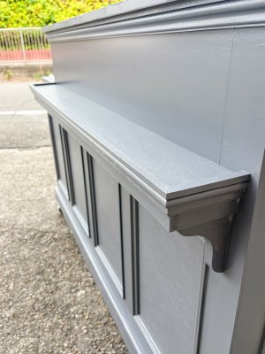 正面には、ディスプレイや荷物置きに使えるシェルフ付き。