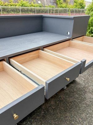 内側の収納を自由にカスタマイズできるオーダーメイド店舗家具屋です。