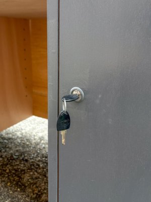 右下には鍵付きの扉を設置しました。