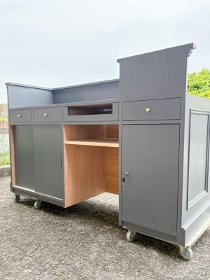 内側の収納を自由にカスタマイズできるオーダーメイド店舗家具屋です。