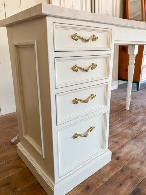 モールディングで装飾したアンティークチェスト付き