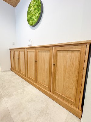 ホワイトオーク無垢材を使ったアンティークキャビネット