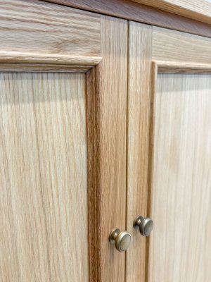 扉の真鍮取っ手は100種類以上からお選びいただけます。