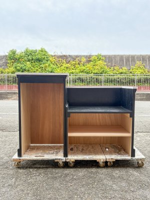 左側レジ台の下には、冷蔵庫が収まります。