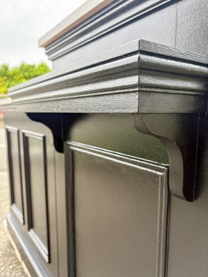 ディスプレイや荷物置きに使えるシェルフ付き