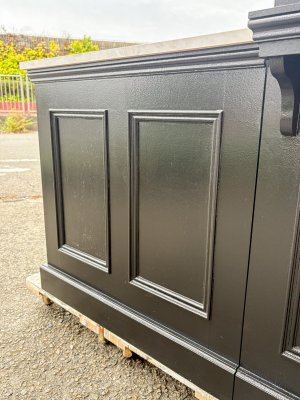 モールディングで装飾したアンティーク調デザインの家具です。