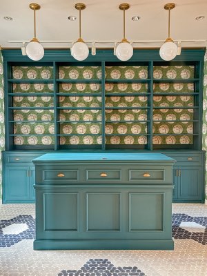 アンティーク調デザインの店舗什器を特注製作しております。