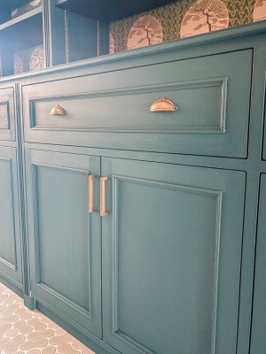 下段キャビネットは、引出しと扉収納。