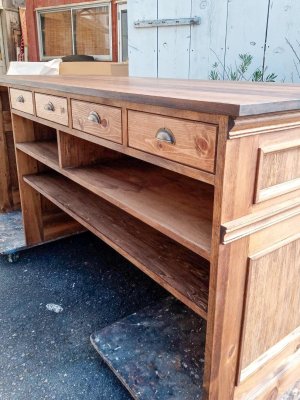 パイン無垢材を使ったナチュラルテイストのアンティークカウンターです。