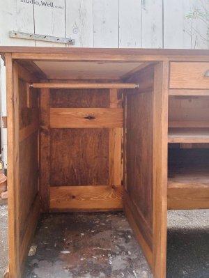 左側にはフックを掛けられるバー収納。