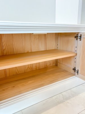 両開き扉の中には幅広の可動棚。