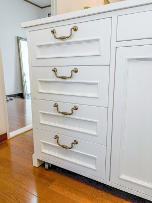 モールディングと真鍮取っ手で飾ったクラシックアンティーク調デザインのカウンター