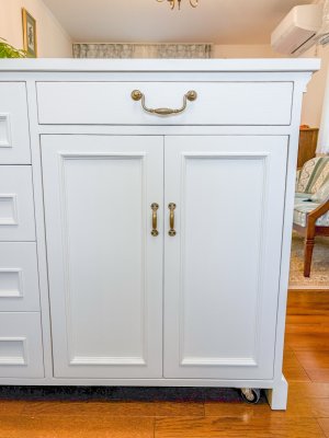 右側は観音扉と引出し。