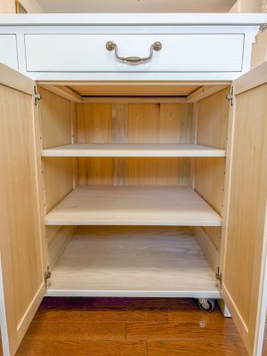 扉の中には高さ変更できる可動棚を2枚。