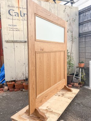 ホワイトオーク材を使った豪華なアンティーク調パーテーション