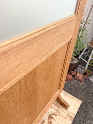 モールディング装飾を使ったアンティーク調デザインのパーテーション