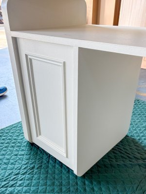 モールディングで装飾を施したアンティーク調デザイン。