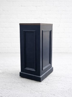 モールディングで立体的に装飾したアンティーク調ワゴンです。