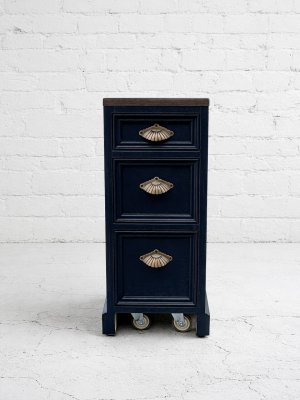 深さの違う引出しを3杯設置。カスタマイズも出来ます。