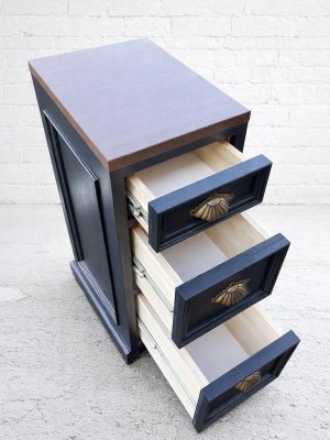 作業に必要な道具やジェルを収納できます。