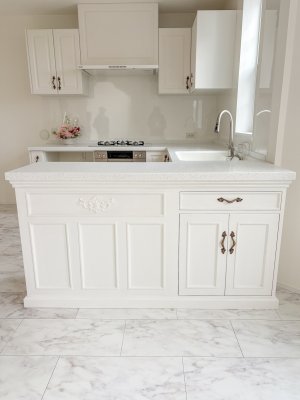 ダイニング側、左側は装飾、右側は収納になっています。