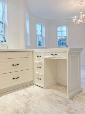 モールディングやおしゃれな金物で装飾したアンティーク調カウンター。