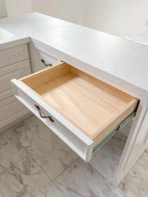 浅く幅広の引出しには、カトラリーなど収納できます。