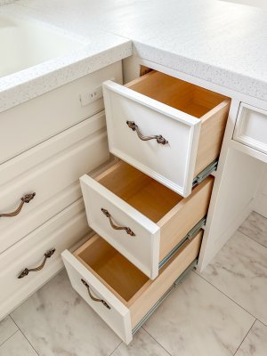 スライドレールでスムーズな引出し。