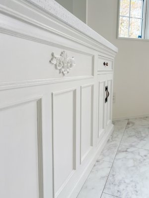 ダイニング側にはモールディングとオーナメントのデコレーション。